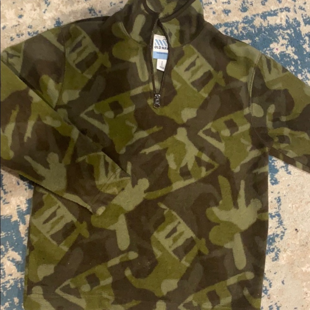 Like new!  Fleece camo/snowboard 1/4 zip